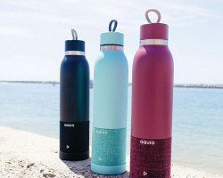 <b>Categoria:</b> Media players portáteis e acessórios
</br><b>Marca: </b>AQUIO</br>
Produto: Garrafa térmica à prova d’água integrada a caixa acústica Bluetooth</br>
<b>Descrição:</b> feita de aço inox, com parede dupla, serve para “hidratar o corpo e a mente”, segundo o fabricante.