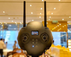 <b>Categoria: </b>Fotografia & Imagem Digital</br>
<b>Marca: </b>Insta360 Pro 2</br>
Produto: Câmera de vigilância 360 graus, com resolução 8K.</br>
<b>Descrição:</b> com formato de um rosto humano, permite captar imagens em 3D e VR (realidade virtual).