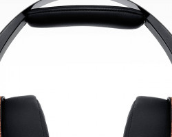 Acabamento em alumínio e curvim.