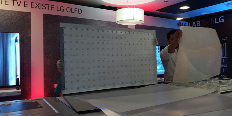 LED-LCD - Backlight e camadas para filtrar luz e cores, incluindo película com Quantum Dots.