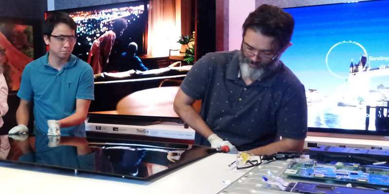 OLED - Técnicos começam a abrir uma TV OLED55B8.