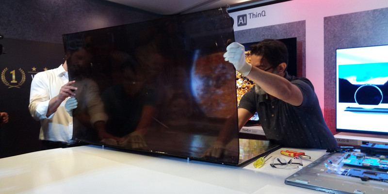 OLED - Técnicos removem o painel de pixels (ultrafino) já parcialmente destruído.