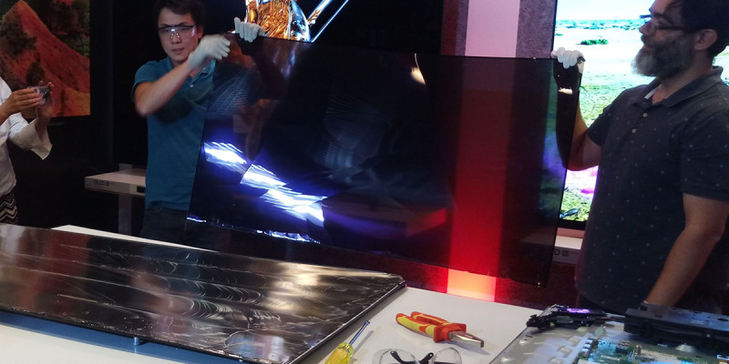 OLED - Removido o painel, resta apenas uma camada metálica por onde passa a energia do display.