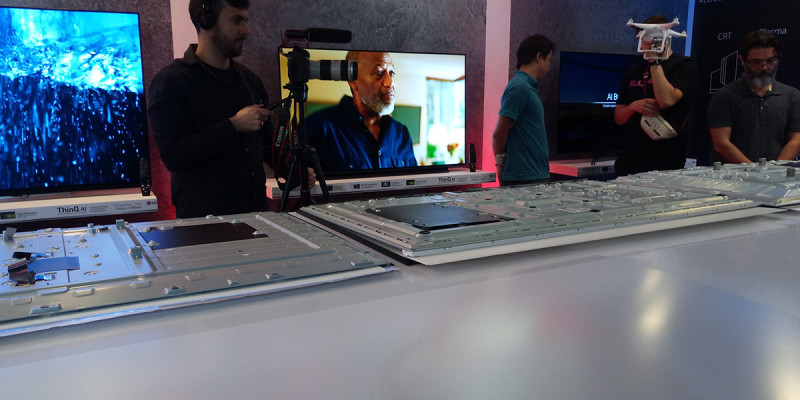 LED-LCD - Parte traseira onde ficam fonte, placa de conexões e processador.