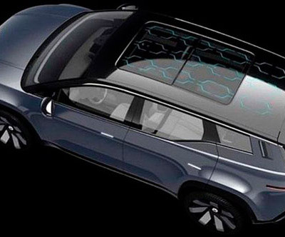 <b>Carro elétrico da fabricante americana Fisker, com painéis no teto para captação de energia solar.</b>