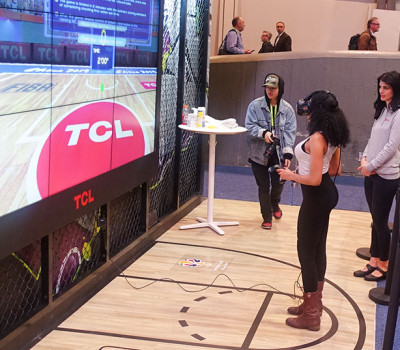 <b>No estande da TCL, demonstração de jogos em Realidade Virtual.</b>