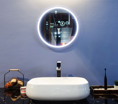 <b>No estande da TCL, demonstração da banheira smart, com uma TV espelho.</b>