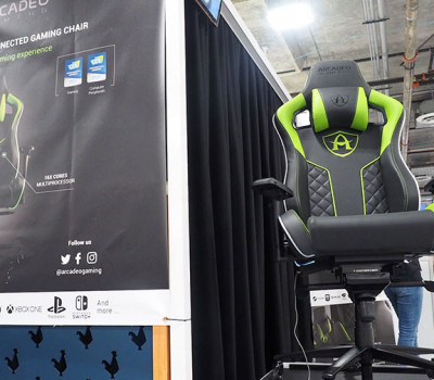 <b>Cadeira para games da Arcadeo, equipada com vibradores, se liga ao TV ou PC via USB.</b>