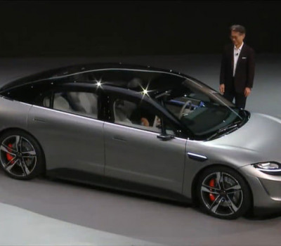 <b>O CEO da Sony, Kenichiro Yoshida, posa ao lado do Vision-S, carro-conceito desenhado pela empresa.</b>