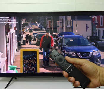 Controle remoto com microfone para comandos de voz