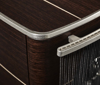 Requinte de design, com filetes metálicos e a grade metálica de proteção dos falantes.