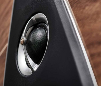 Detalhe do tweeter em domo de seda circundado por peça de couro