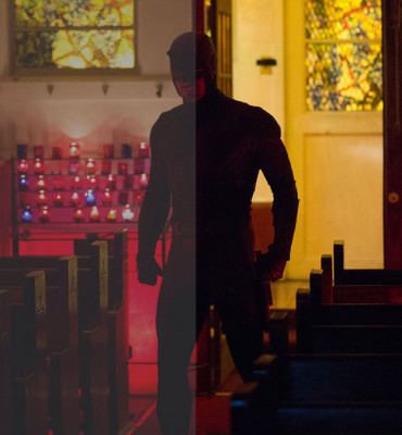 A tela mostra a mesma cena com e sem HDR: neste tipo de gravação, consegue-se captar muito mais variações de luz e de cor, resultando em melhor detalhamento. Geralmente, conteúdos gravados em HDR vêm identificados na ficha técnica.