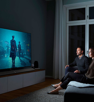 TVs IA possuem sensores que analisam as condições de iluminação na sala em conjunto com as características de cada cena. Se o ambiente está escuro, não há necessidade de tanto brilho na tela; excesso de brilho acaba irritando os olhos. Em cenas escuras, o processador ajusta o contraste para que não se perca nenhum detalhe.