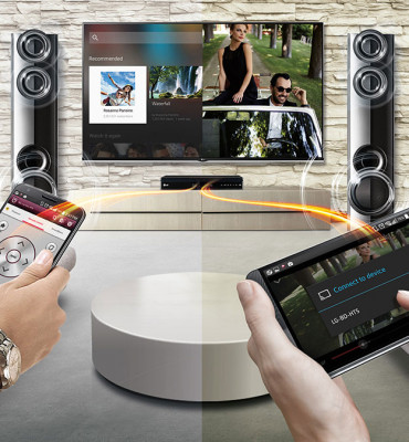 A tela do TV pode reproduzir conteúdos do seu smartphone ou tablet. Nos modelos mais avançados, basta aproximar o aparelho do TV que ele já capta o sinal. E a tela pode ser dividida em duas, para não interromper o que você estava assistindo.