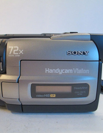 No final dos anos 80, todo mundo queria ter sua filmadora. E a Sony era a marca mais cobiçada. Aqui, uma Handycam de 1989, que gravava som e imagem em fitas com largura de 8mm (formato Hi8). Notem o zoom digital de 72x.