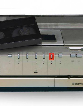 Precursor do videocassete VHS, o Betamax foi lançado no Japão com grande sucesso em 1975; no ano seguinte, causou polêmica nos EUA ao mostrar que as pessoas poderiam gravar seus filmes e programas de TV, coisa que os estúdios de cinema não admitiam.