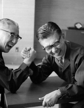 A Sony foi fundada em 1946 por Akio Morita (1921-1999) e Masaru Ibuka (1908-1997), em meio aos escombros da 2a Guerra da qual o Japão saiu humilhado, para produzir aparelhos de rádio e de telecomunicação.