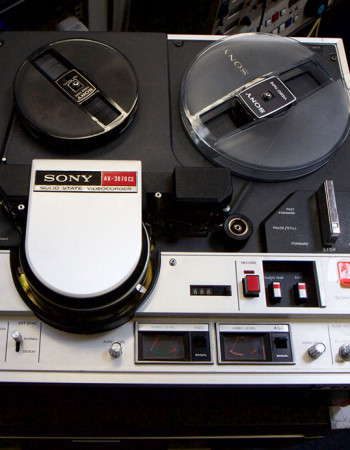 Gravador “de rolo” (open-reel), produto que era objeto de desejo entre os fãs de música nos anos 60/70. Utilizava fita magnética de alta densidade, que girava entre os dois carretéis produzindo áudio de nível semiprofissional.