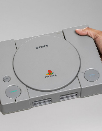 Aqui, a primeira versão do PlayStation (1994), maior êxito de toda a história da Sony. A decisão de sair do segmento de TVs tem a ver com a aposta da empresa nos games, que agora desenvolve em parceria com a Microsoft (veja <a href="https://www.hometheater.com.br/portal/2019/06/12/sony-e-microsoft-se-juntam-para-desenvolver-games-na-nuvem/">aqui</a> mais detalhes).