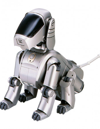No mesmo ano, a Sony começou a demonstrar em eventos internacionais o cachorrinho-robô Aibo. Em certo sentido, foi o precursor dos eletrodomésticos com Inteligência Artificial.