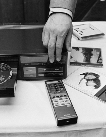 Em 1982, a Sony - em parceria com a Philips - provocou outra revolução com o CD player, formato que substituía a fita magnética e os discos de vinil. O disco digital não riscava nem se desgastava, tornando-se rapidamente a mídia preferencial para música.
