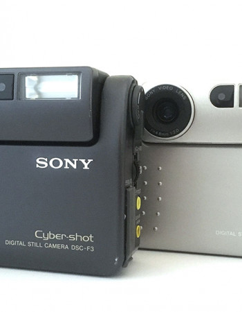 Lançada em 1997, essa foi uma das linhas de câmeras portáteis mais vendidas do mundo durante dez anos. Com lente Carl Zeiss, registravam as imagens em memória flash, incluindo os Memory Sticks da própria Sony. A produção durou até 2009.