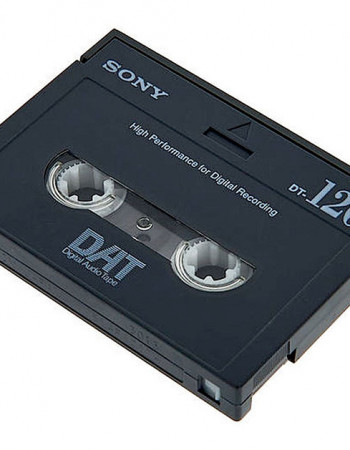 Na época, ainda não era viável gravar áudio de alta resolução em disco. Por isso, os fabricantes buscavam alternativas à fita magnética. Uma delas foi o formato DAT (Digital Audio Tape), lançado pela Sony em 1990, que rivalizava em qualidade com o CD. Com a chegada do DVD, a ideia praticamente foi abandonada.