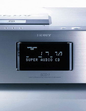 Outra inovação adorada pelos amantes do áudio foi o Super Audio CD (aqui o SCD-1, player de 1999), formato mais refinado de disco digital que permitia captar muito mais nuances e detalhes da música. Perdeu espaço para o streaming, mas continua sendo comercializado até hoje.