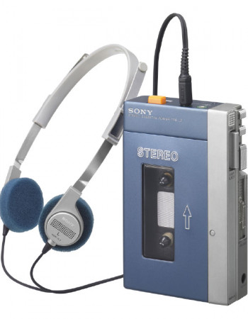 Esta foi a primeira versão do Walkman (1979), talvez o produto-símbolo da era em que a Sony dominava o mercado de eletrônicos. Foi o primeiro player de música portátil, para as pessoas usarem enquanto caminhavam (daí o nome).