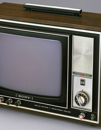 O TV da foto, demonstrado pela primeira vez em 1968, foi o primeiro aparelho eletrônico a ganhar um Emmy - sim, o mesmo prêmio hoje concedido a filmes e séries de TV. Engenheiros da Sony desenvolveram o sistema Trinitron de iluminação interna do tubo de TV, resultando em imagens muito superiores às que se conhecia na época. A Sony vendeu mais de 280 milhões de unidades.
