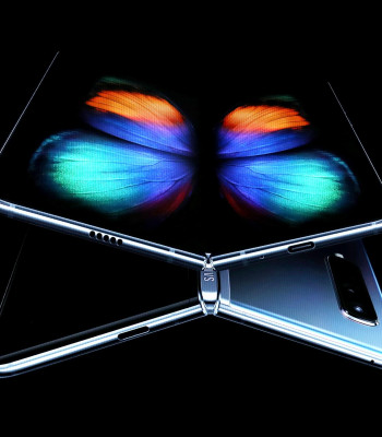 1996 – TDK (Japão) faz a primeira demonstração de um display AMOLED (OLED de matriz ativa), princípio usado até hoje em smartphones.