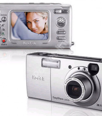 2003 – Kodak lança a primeira câmera fotográfica digital com visor OLED, modelo EasyShare LS633.