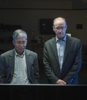 1987 – Ching W. Tang e Steven Van Slyke, engenheiros da Eastman Kodak (EUA), apresentaram o primeiro paper descrevendo o funcionamento de um display OLED.