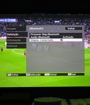 O áudio do projetor pode ser reproduzido numa caixa acústica ou fone de ouvido Bluetooth.