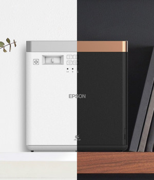 A Epson oferece o projetor nas versões branca e preta, esta com detalhes em dourado