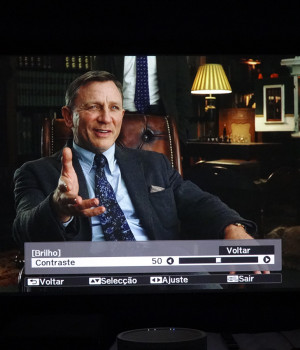 Os níveis de brilho do EF-100B são excelentes, graças à iluminação a laser.