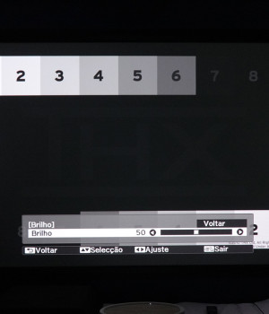 Tela de ajuste do contraste, que não é totalmente convincente.