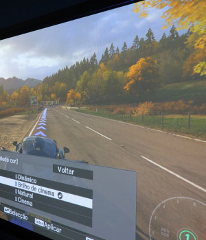 O nível de brilho permitiu jogar videogame com o projetor mesmo na sala iluminada.