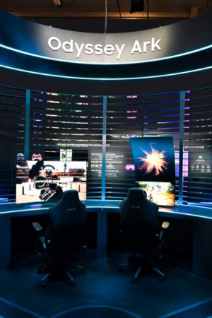 Os novos monitores gaming Odyssey Ark foram lançados em alto estilo, com muitos visitantes parando para experimentar.