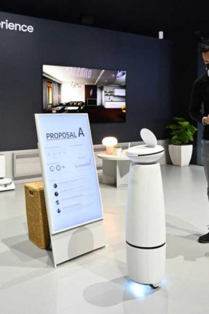 Este é o Bot, robô recepcionista direcionando aos segmentos de varejo e entretenimento. Segundo a empresa, o aparelho pode coordenar o uso de salas num evento, por exemplo.