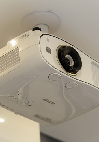 Projetor Full-HD de alto contraste se destaca na sala de 20m2