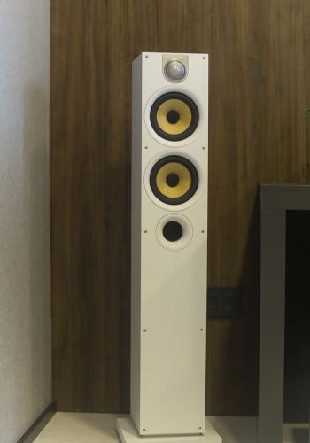 As caixas torre high-end têm acabamento elegante na cor branca