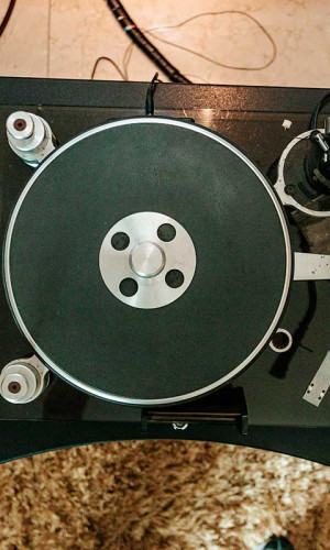 Visto de cima, o toca-discos de visual ultramoderno contrasta com a nostalgia dos LPs