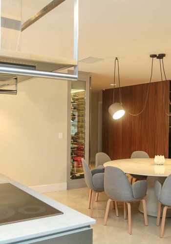 Da área gourmet, consegue-se boa visualização da TV de 82”, além do som com as caixas de teto