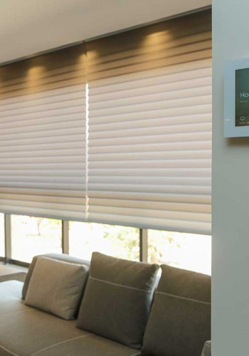 Pelo painel de parede com tela do tipo touch, o morador comanda cortinas, luzes e outros recursos da automação