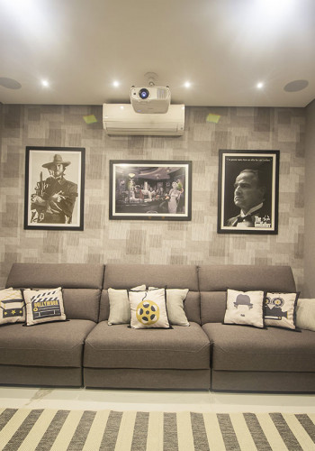 A paixão do morador pelos clássicos do cinema fica evidente na escolha dos quadros na parede