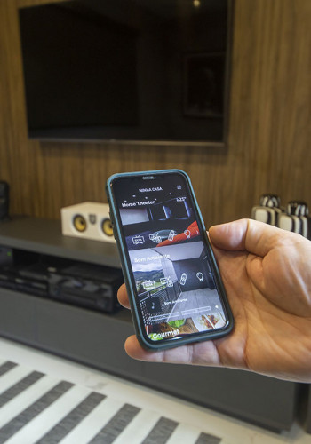 Pelo smartphone, a família comanda áudio, vídeo, luzes e ar-condicionado na sala de home theater