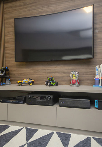 Na brinquedoteca, as crianças gostam de ver desenhos e jogar videogame no TV</br>curvo de 65”