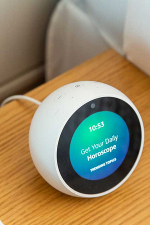 No apartamento, há três smart speakers com Alexa: os moradores comandam tudo por voz